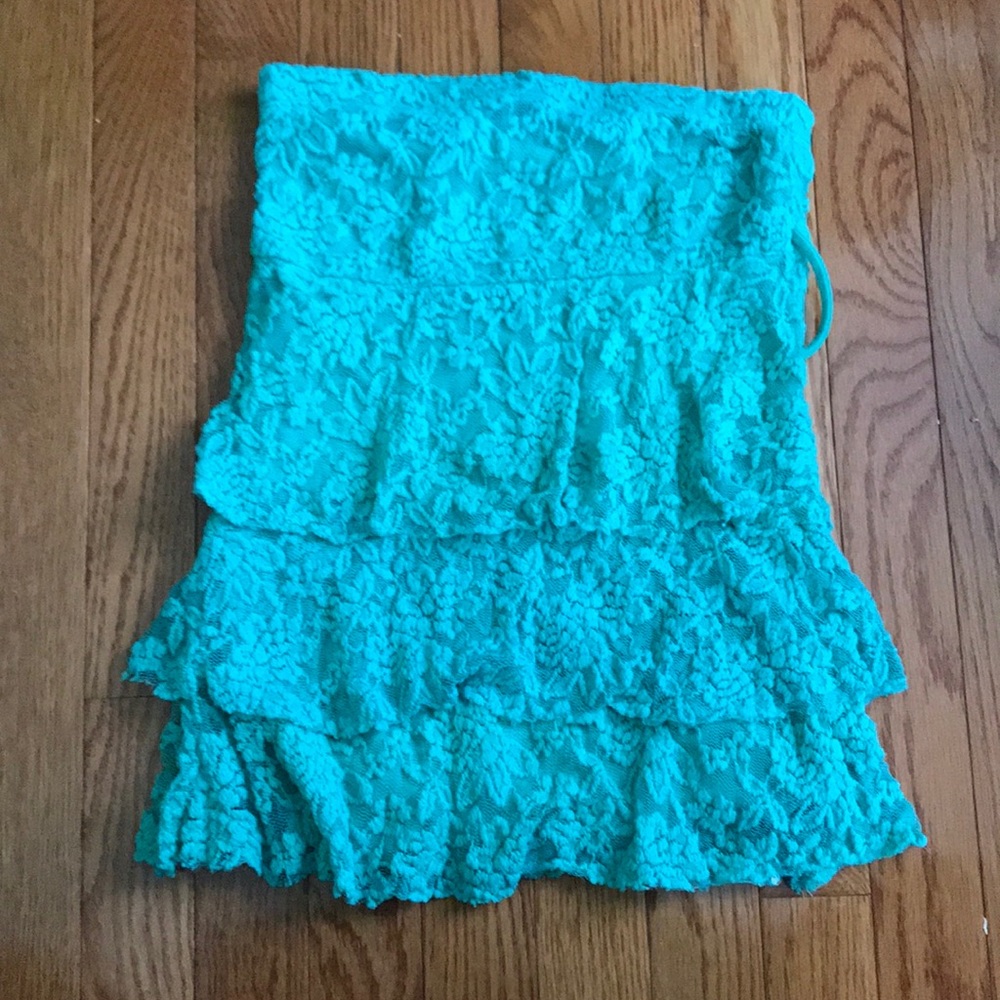 Green, strapless lace shirt